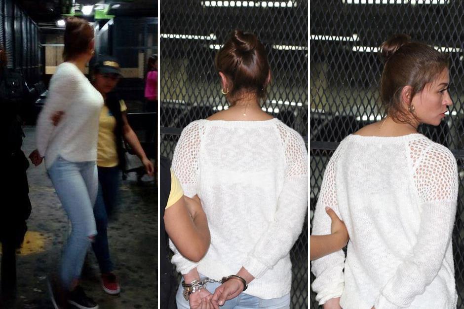 Una mujer de 34 a&ntilde;os fue detenida en la zona 10, acusada de vender autos robados. (Foto: PNC)&nbsp;