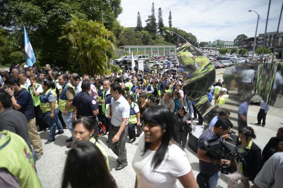 Cientos de empleados de la Municipalidad de Guatemala participaron en el ejercicio. (Foto: Wilder López/Soy502)