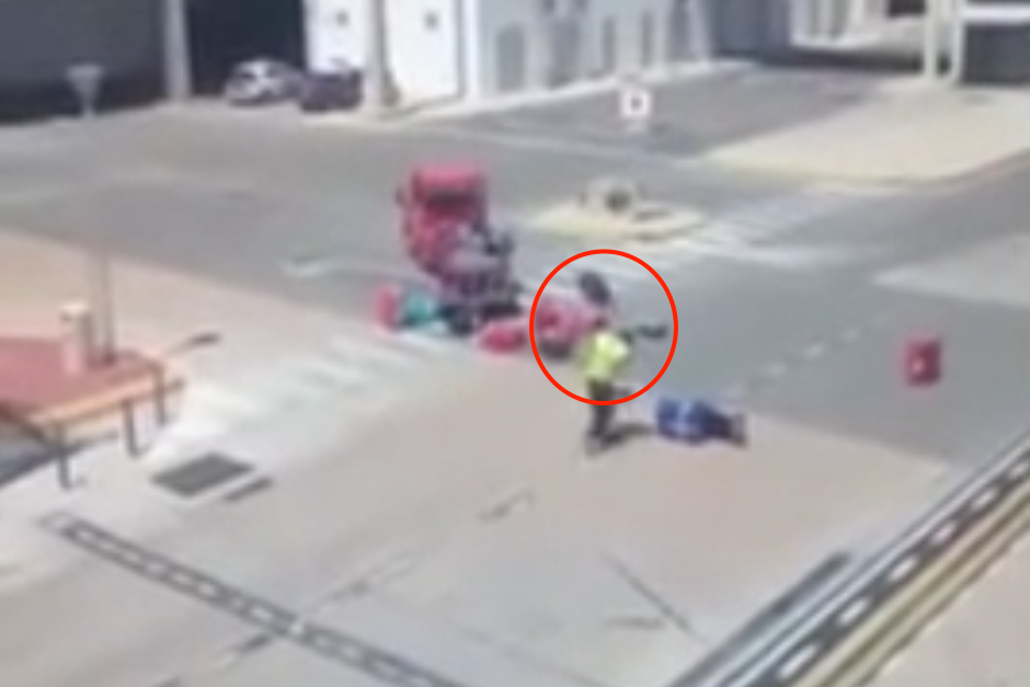 El hombre perdi&oacute; los estribos con el equipaje que deb&iacute;a cuidar en el aeropuerto de Ibiza, Espa&ntilde;a. (Imagen: captura de pantalla)