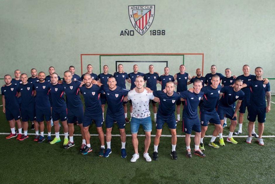 Todos los integrantes de la plantilla titular del equipo participaron en este noble gesto para apoyar a Yeray &Aacute;lvarez. (Foto: Facebook/Athletic Club)&nbsp;