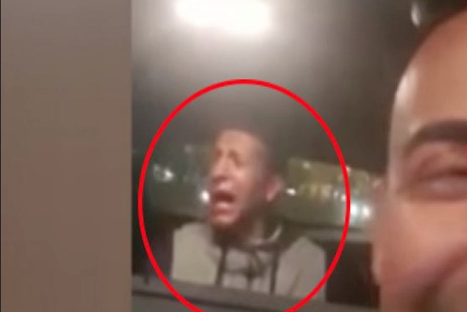 El hombre llorando fue grabado dentro de la patrulla por los mismos agentes que lo capturaron. (Imagen: captura de pantalla)