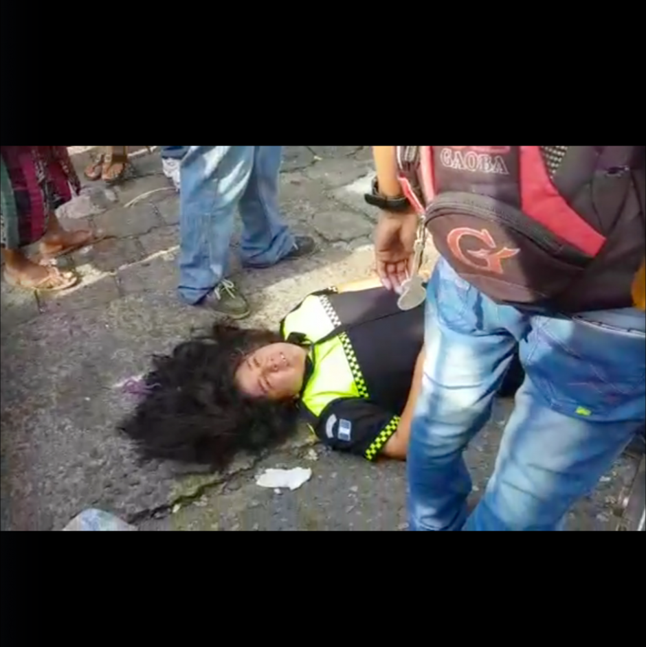 La agente habr&iacute;a colocado una multa a varias mujeres que se conduc&iacute;an en moto. (Foto: captura de Facebook)&nbsp;