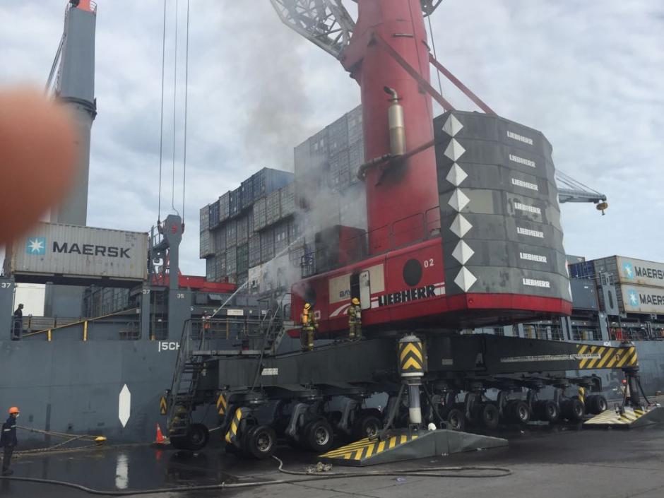 El incendio fue provocado por un cortocircuito en la gr&uacute;a. (Foto: EPQ)