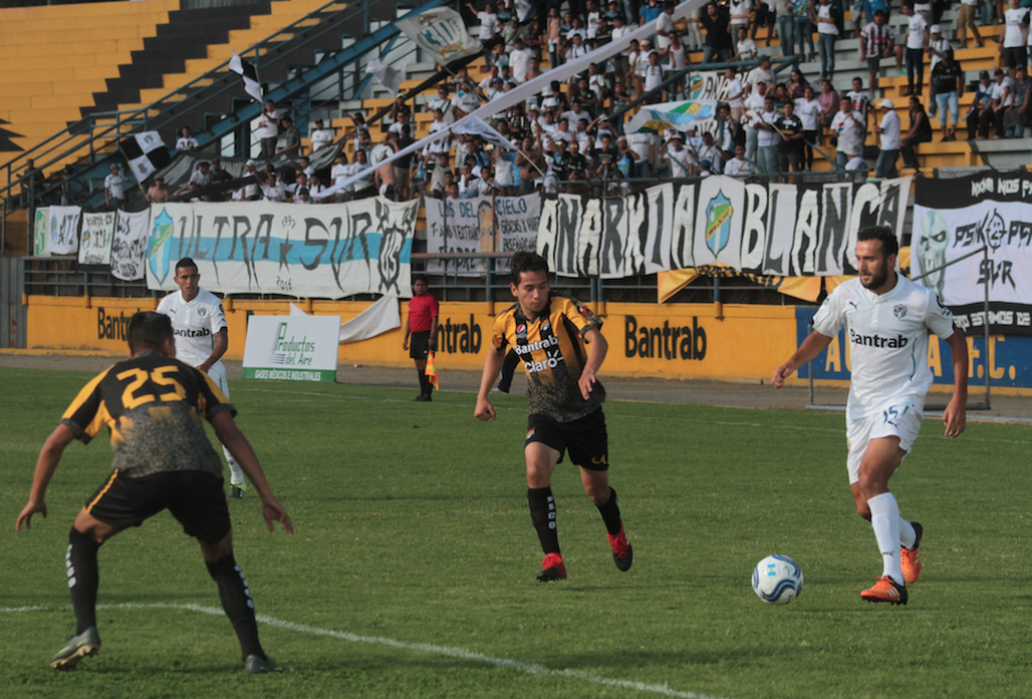 El hijo de Jimmy Morales debuta en Primera Divisi&oacute;n con Aurora. (Foto: Luis Barrios/Soy502)