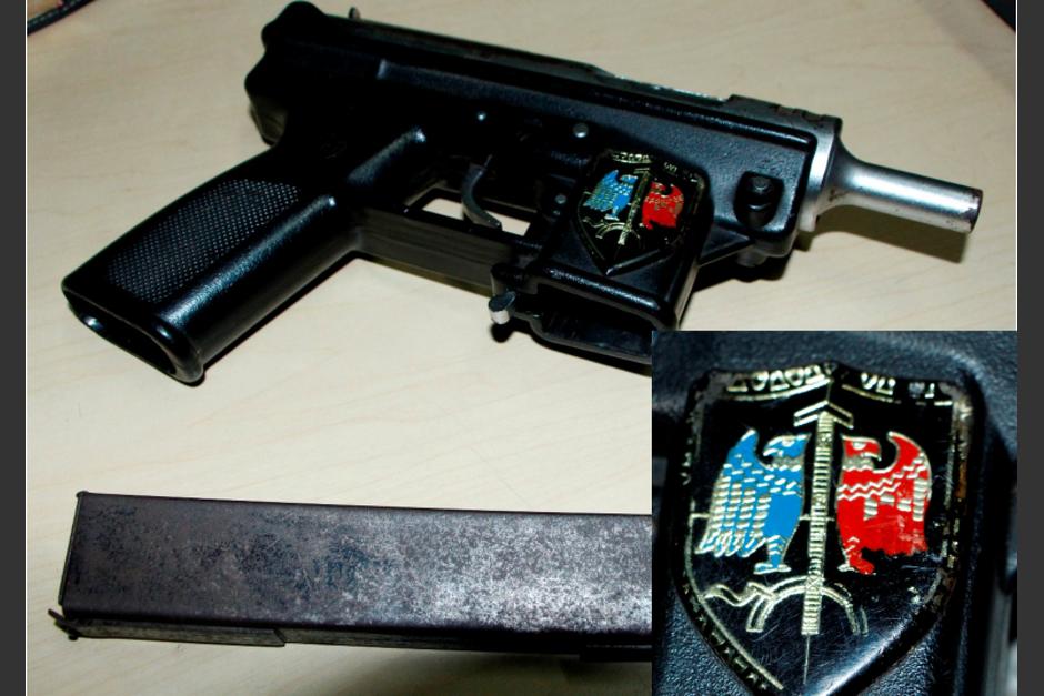 Las autoridades no han brindado detalles sobre el inusual escudo de la subametralladora. (Foto: PNC) 