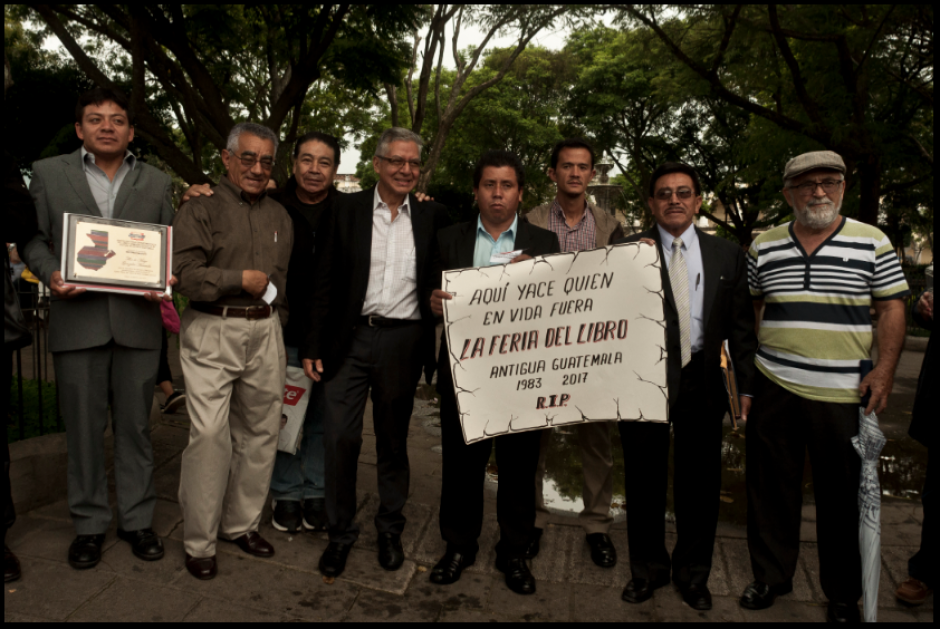 Antig&uuml;e&ntilde;os realizan una protesta por la anulaci&oacute;n de la Feria del Libro. (Foto: La Casa del Mango)