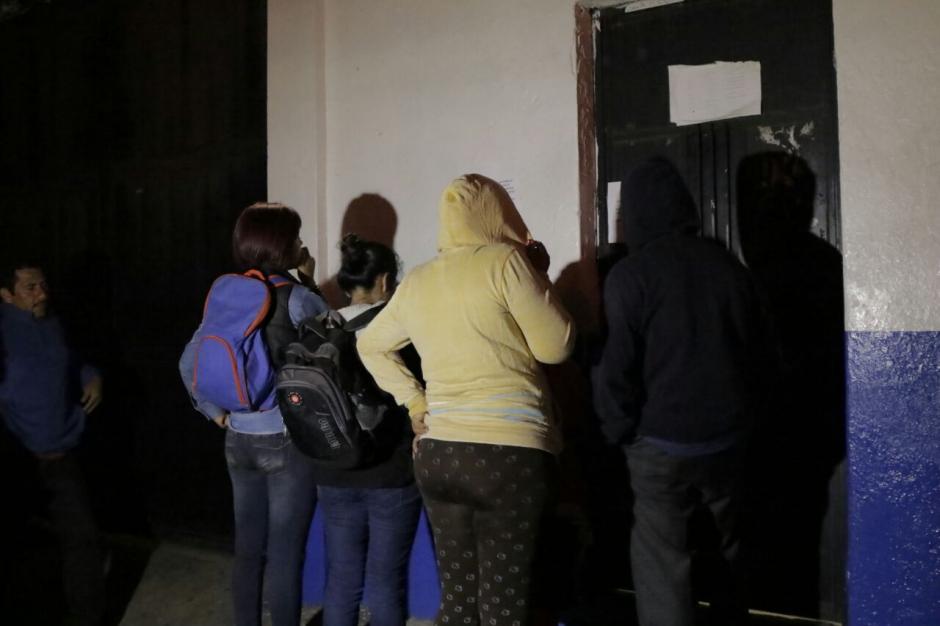 Familiares de los internos se presentaron a las afueras del centro correccional Las Gaviotas. (Foto: Alejandro Bal&aacute;n/ Soy502)
