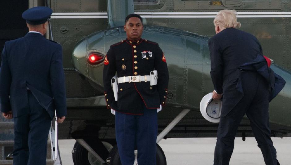 Trump ayud&oacute; al militar a recoger su gorro. (Foto:&nbsp;Washington Examiner)