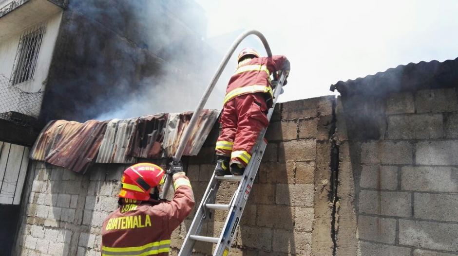 Incendio de grandes proporciones consume una vivienda en Villa Nueva