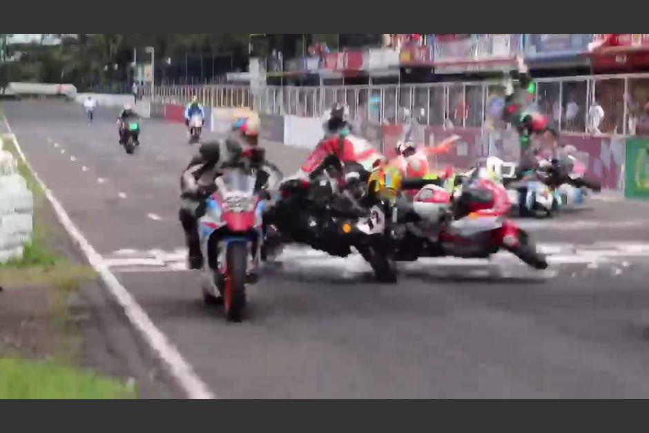 Algunos periodistas grabaron el momento exacto del choque. (Foto: Facebook/speed-addiction.com)