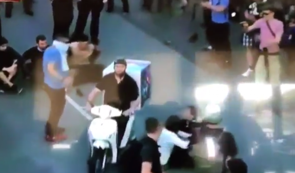 Repartido de pizza atraviesa una manifestaci&oacute;n en Alemania. (Foto: Twitter)