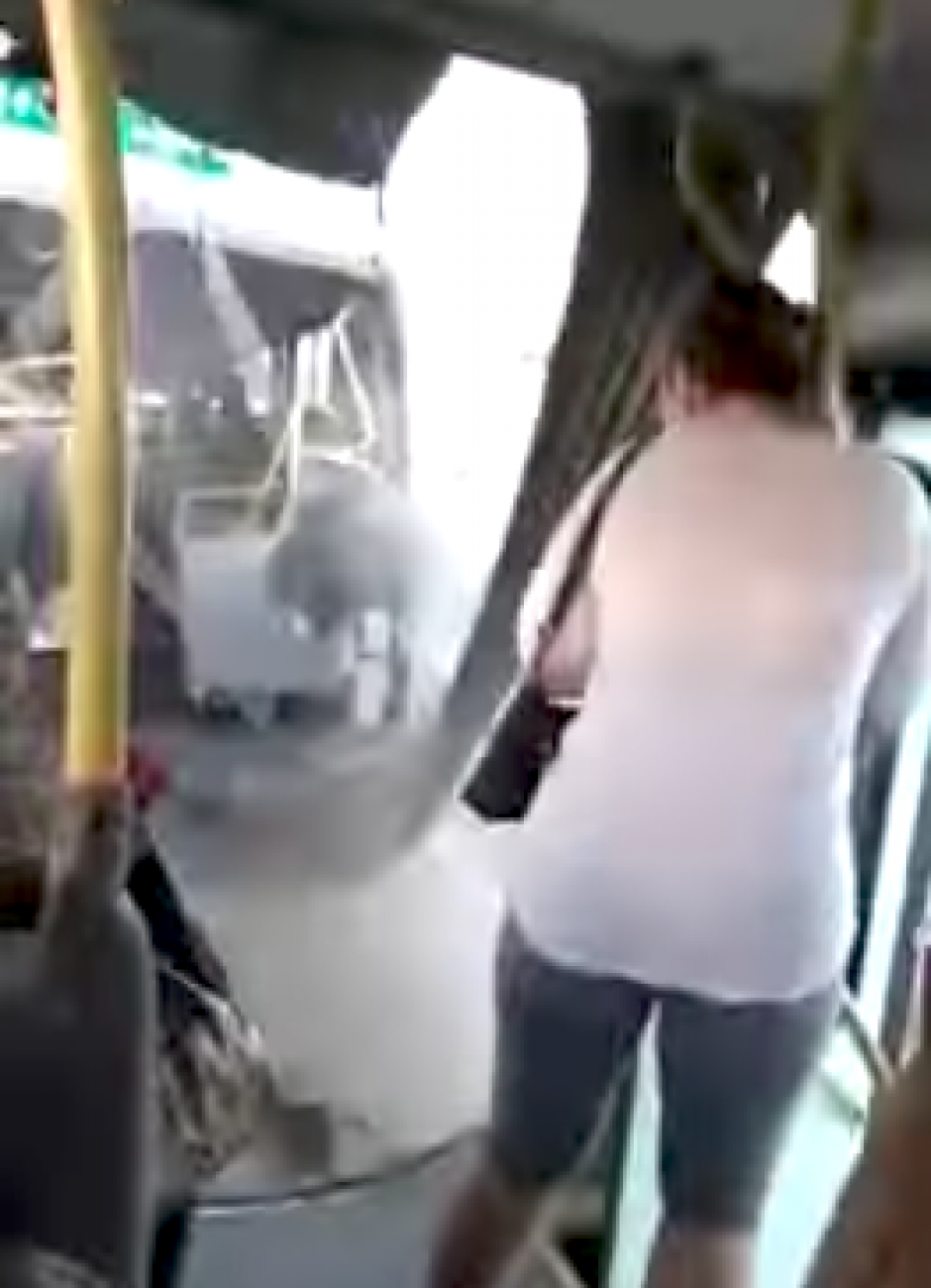 Aunque el incidente gener&oacute; p&aacute;nico entre los pasajeros del autob&uacute;s, no se reportaron heridos. (Foto: Captura de Video/YouTube)