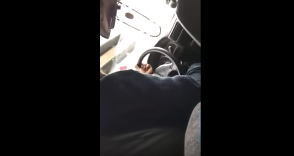 Graban a taxista que habr&iacute;a consumido drogas y estaba armado con un cuchillo en la Ciudad de M&eacute;xico. (Foto: Captura de YouTube)