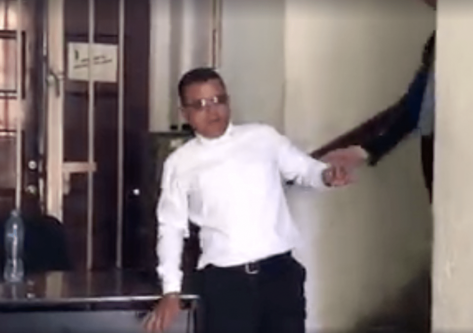 El trabajador podr&iacute;a ser destituido por presentarse a trabajar ebrio. (Foto: captura de pantalla)