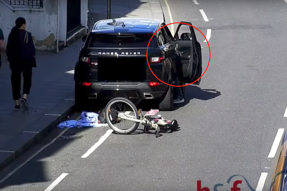 Con total libertad y sin ninguna pena, el hombre rob&oacute; las pertenencias que estaban en el interior de la camioneta. (Imagen: captura de pantalla)
