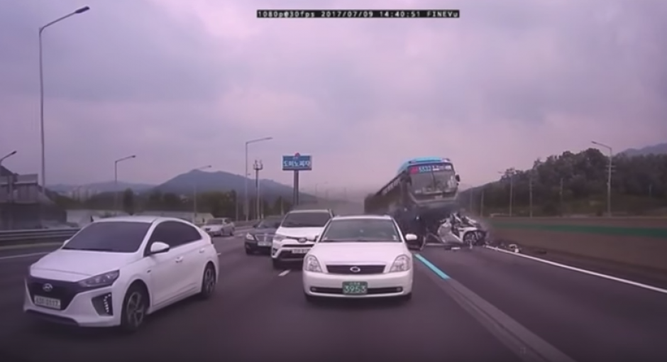 Accidente de tr&aacute;nsito en Se&uacute;l qued&oacute; grabado en un impresionante video. (Foto: Captura de YouTube)