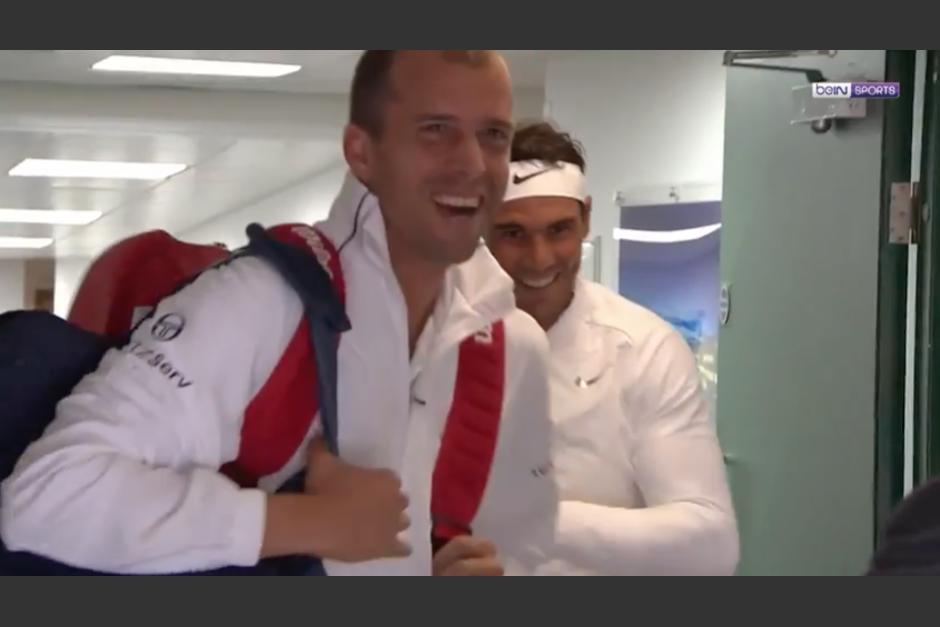 El tenista espa&ntilde;ol se dispon&iacute;a a salir a la cancha cuando tuvo un extra&ntilde;o percance en el t&uacute;nel. (Foto: YouTube)