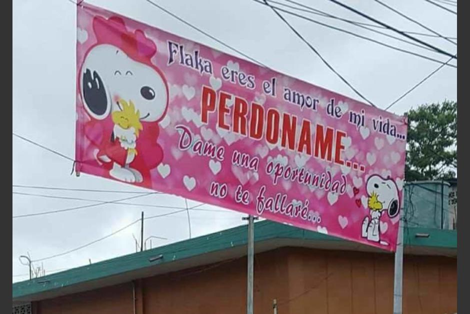 Una manta con un mensaje de amor fue colocada en Coatepeque, Quetzaltenango. (Foto: Facebook/Noti San Jos&eacute; V.N.)