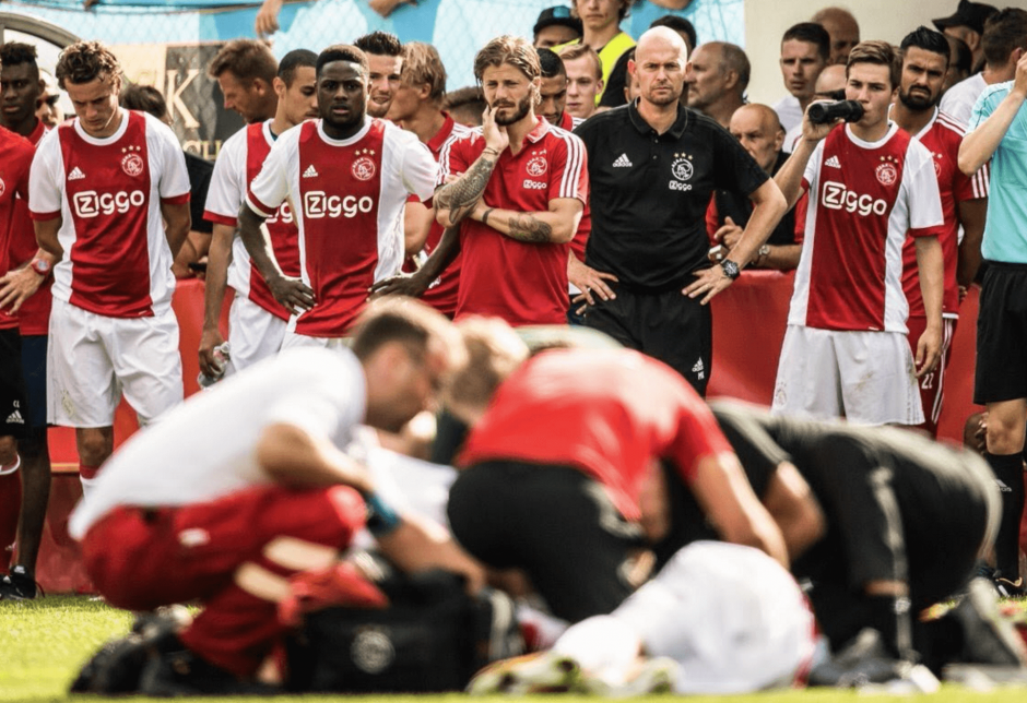 El neerland&eacute;s de 20 a&ntilde;os se desplom&oacute; sobre el c&eacute;sped durante un encuentro amistoso de su equipo contra el Werder Bremen.&nbsp;(Foto: goal.com)