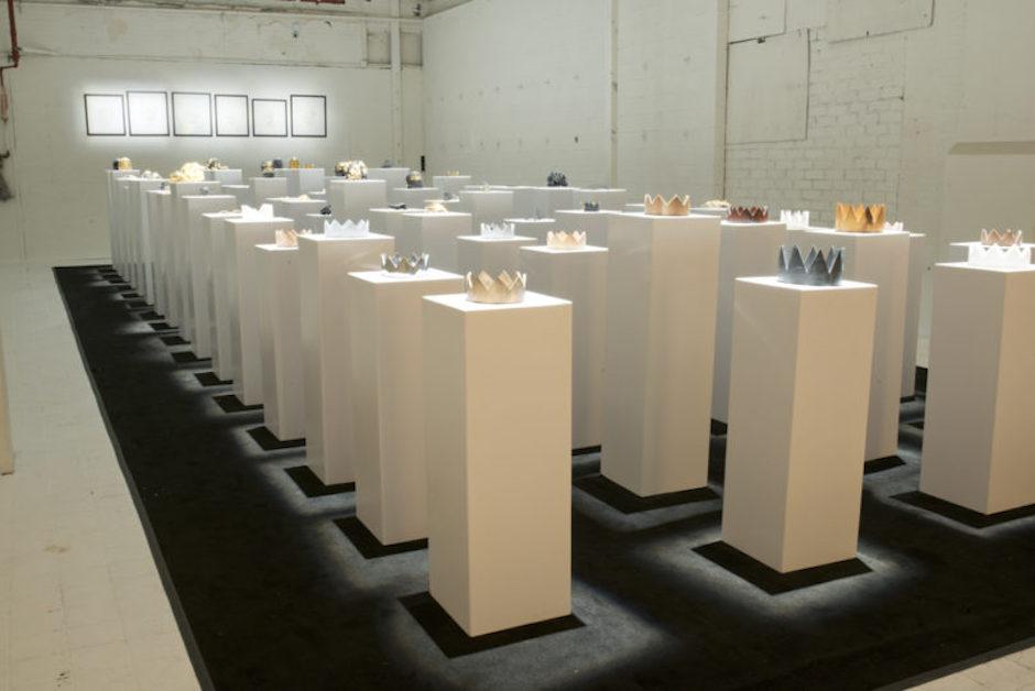 Las coronas expuestas en la galer&iacute;a, est&aacute;n elaboradas con distintos materiales preciosos. (Foto: Desing Milk)