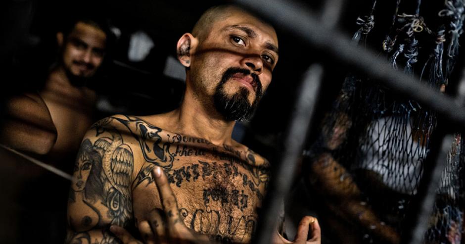 Un pandillero de la MS-13 grab&oacute; la tortura y asesinato de una joven mujer. (Foto: Twitter)