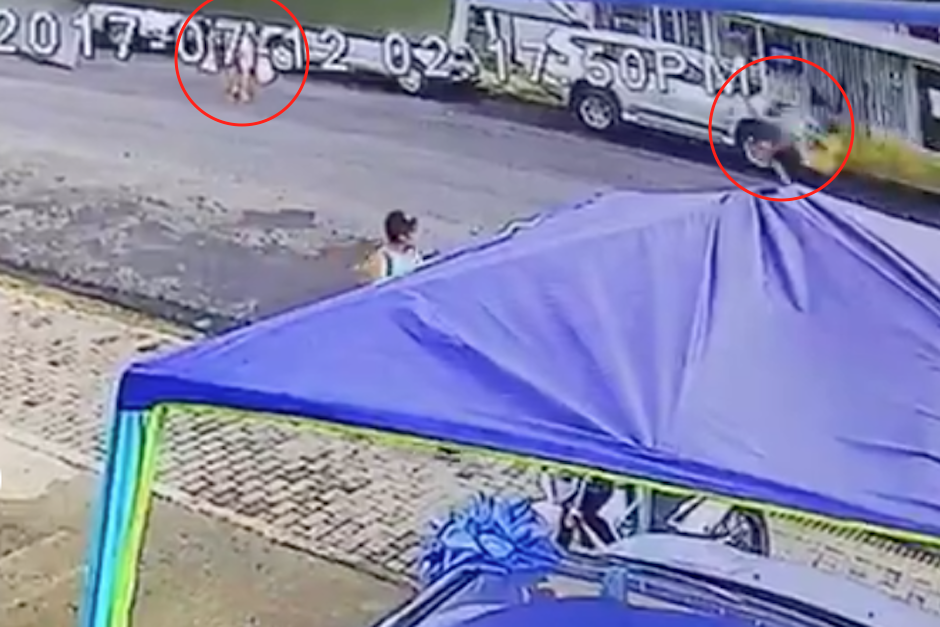 El imprudente peatón cruzó la calle sin darse cuenta de la llegada del motorista que viajaba a toda velocidad. (Imagen: captura de pantalla)