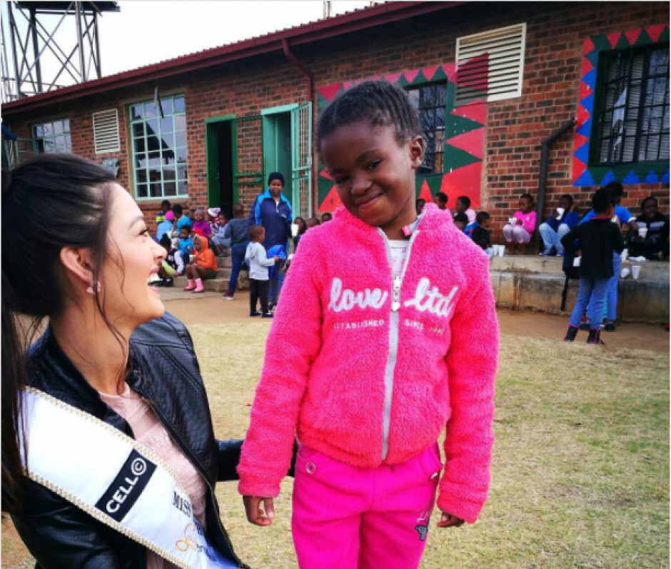 La fotograf&iacute;a de la reina de belleza fue hecha durante una visita a un centro de ni&ntilde;os hu&eacute;rfanos con VIH en Johanesburgo. (Foto: Instagram/demileighbp)