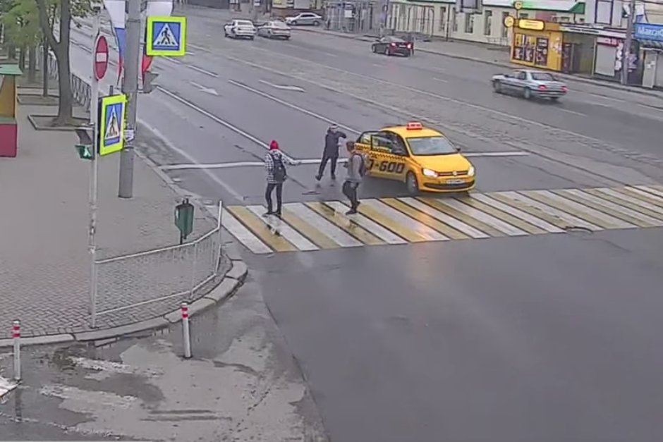 El pasajero del taxi bajó furioso del automor y golpeó a la mujer sin causa aparente. (Imagen: captura de pantalla)