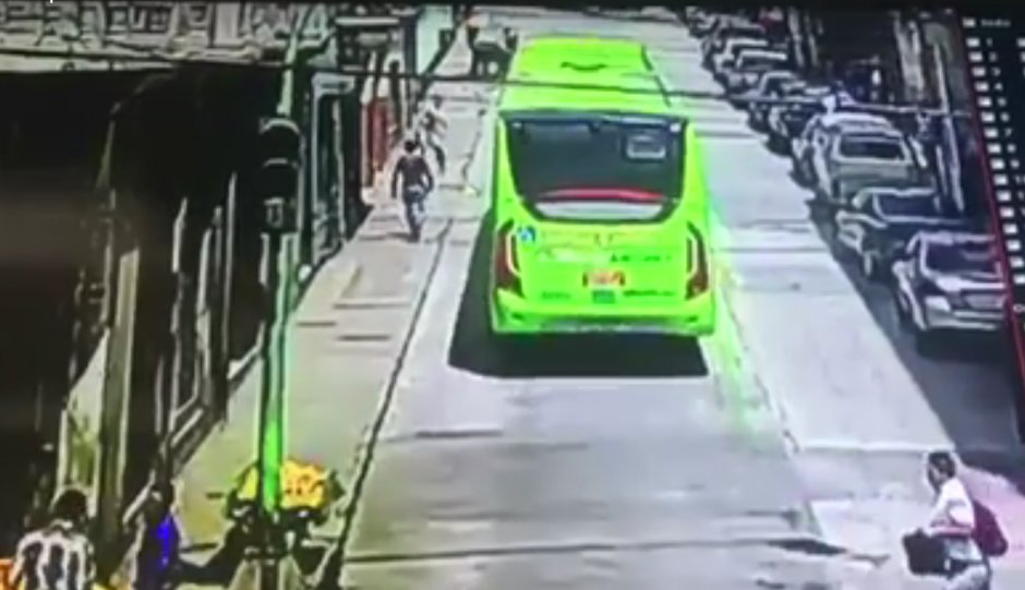 Un hombre que camina en una acera lanza un objeto al piloto de la unidad. (Foto: Captura Facebook)&nbsp;