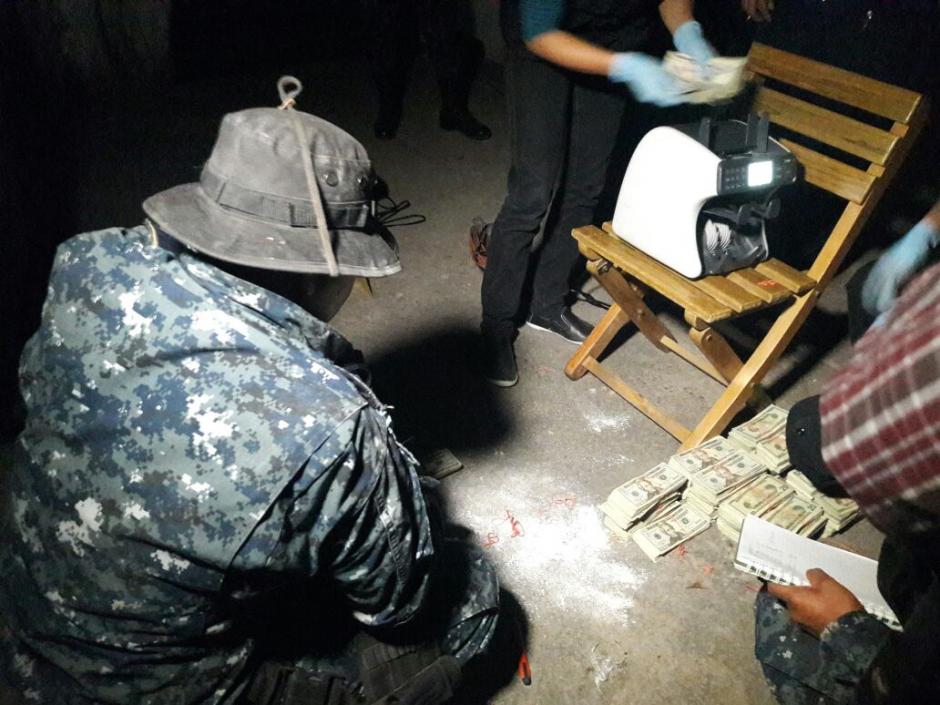 Localizan m&aacute;s de 200 mil d&oacute;lares en el interior de un veh&iacute;culo en El Progreso. (Foto: PNC)