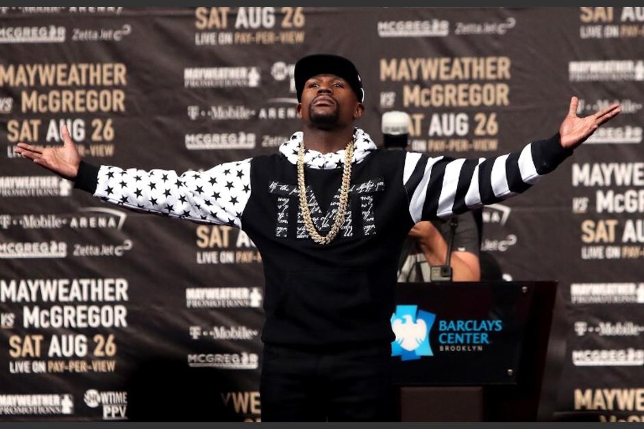Seguidores de Floyd Mayweather y de Connor McGregor grabaron el momento que se hizo viral en las redes sociales. (Foto: Infobae)