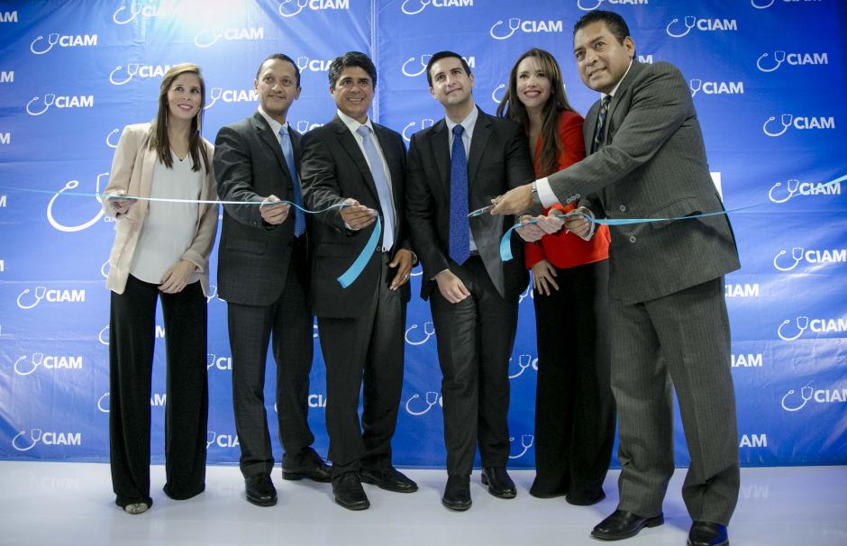 Representantes de Seguros G&amp;T presentes en el corte de cinta de la apertura de CIAM Cayalá. (Foto: Víctor Xiloj/Soy502)