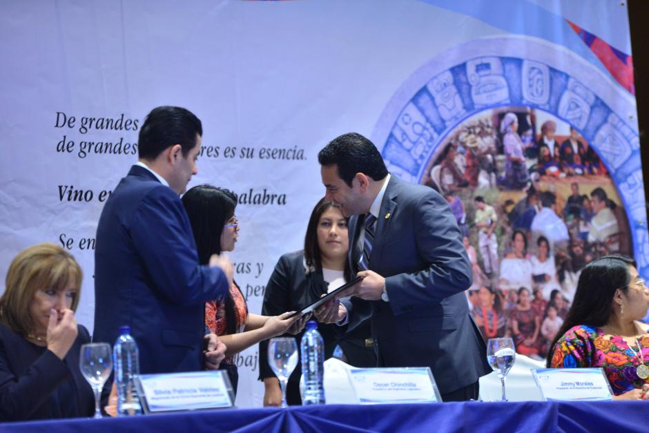 Jimmy Morales entregó simbólicamente el documento al Presidente del Congreso. (Foto: Jesús Alfonso/Soy502)