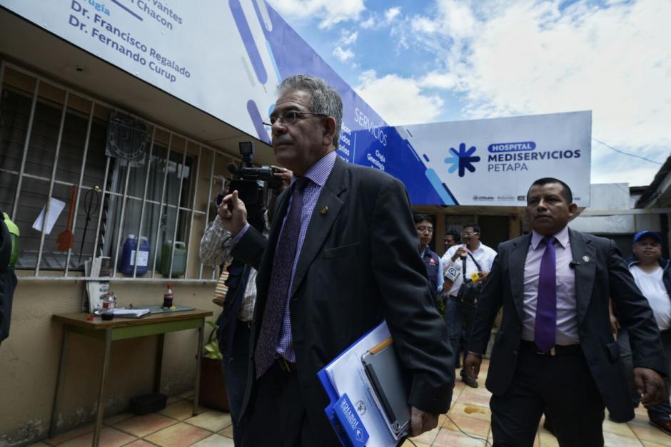 El juez Miguel Ángel Gálvez sale del hospital en la zona 12 donde permanece Roxana Baldetti. (Foto: Wilder López/Soy502).&nbsp;