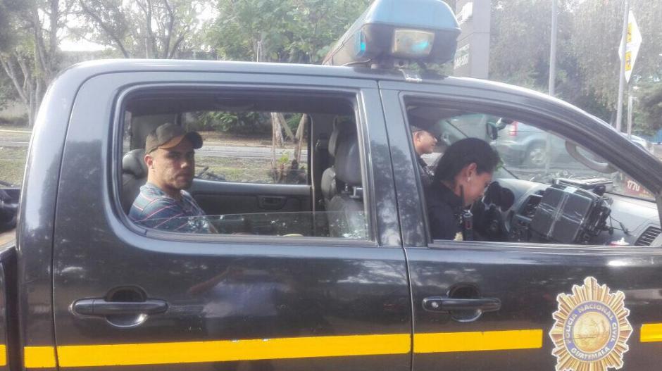 Manuel Alejandro Ben&iacute;tez Longo, exadministrador de la Plaza El Amate es trasladado a Tribunales luego de su captura. (Foto: Soy502)&nbsp;