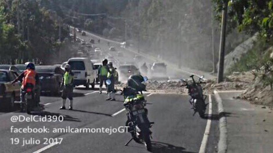 Un derrumbe que se registr&oacute; en el bulevar Vista Hermosa zona 15 genera complicaciones de tr&aacute;nsito. (Foto: Am&iacute;lcar Montejo)