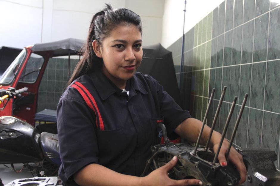 Delmy dej&oacute; sus estudios de Secretariado Biling&uuml;e para aprender mec&aacute;nica de motos. (Foto: Fredy Hern&aacute;ndez/Soy502)