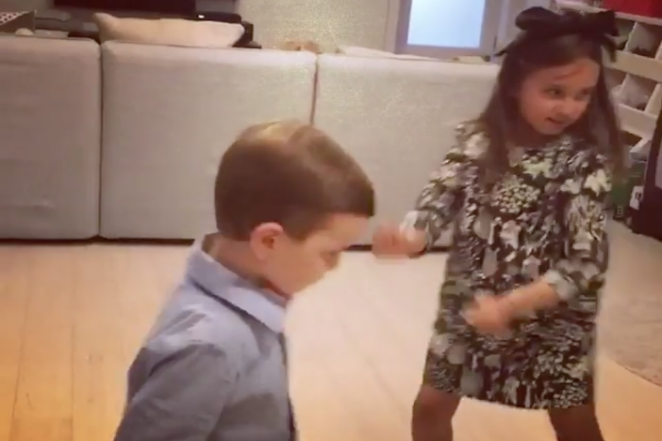 Los peque&ntilde;os tambi&eacute;n se dejaron seducir por el ritmo de la canci&oacute;n de Luis Fonsi y Daddy Yankee. (Imagen: captura de pantalla)