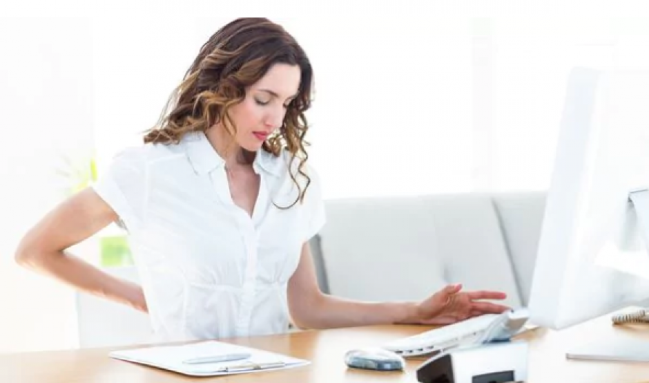 En los ambientes laborales es frecuente pasar mucho tiempo sentado. (Foto: iStock/ Infobae)&nbsp;