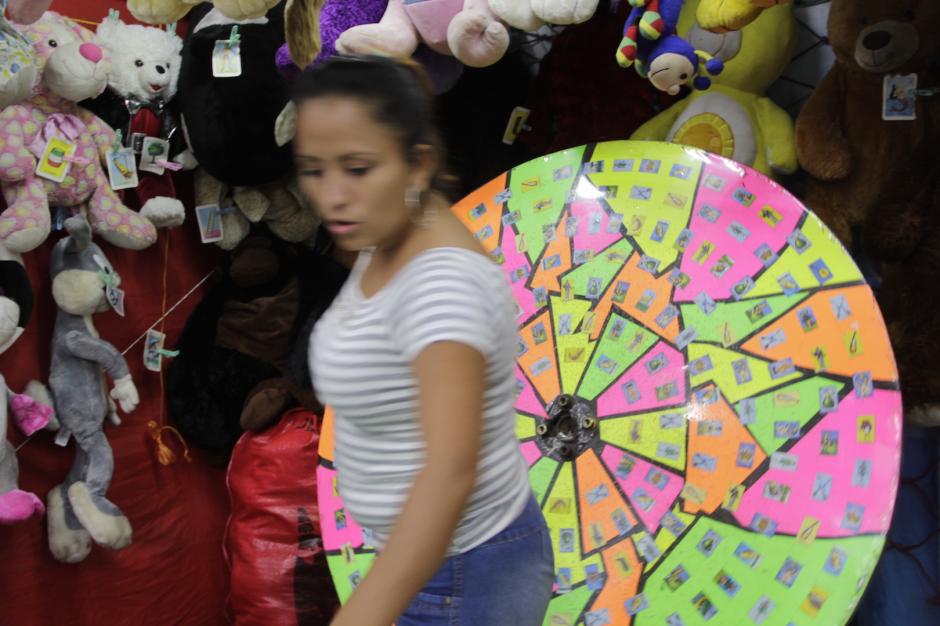El tiro con dardos es uno de los juegos en los que debes demostrar tu puntería. (Foto: Fredy Hernández/Soy502)