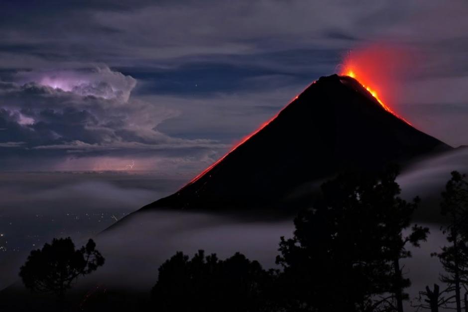 Esta imagen del Volc&aacute;n de Fuego en erupci&oacute;n fue elegida "foto de la semana" del Washington Post. (Foto: Brad Guay/Washington Post)