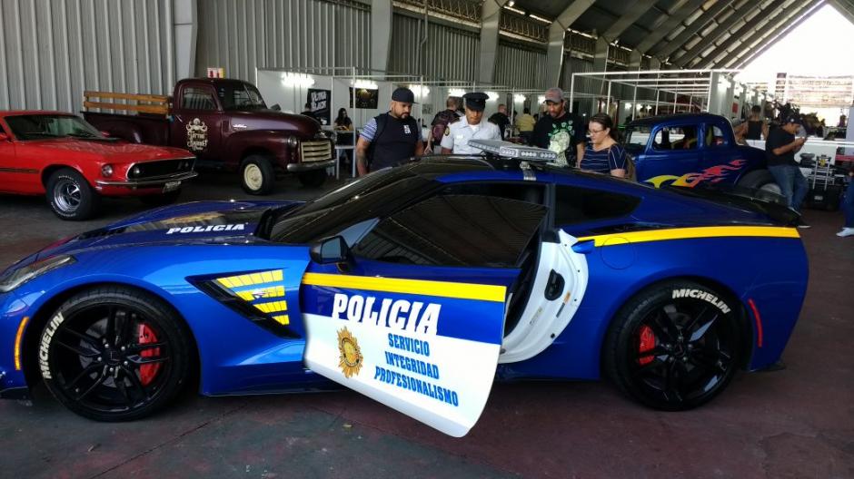 La patrulla Corvette se luce en esta feria de autos de lujo en el Parque de la Industria. (Foto: PNC)