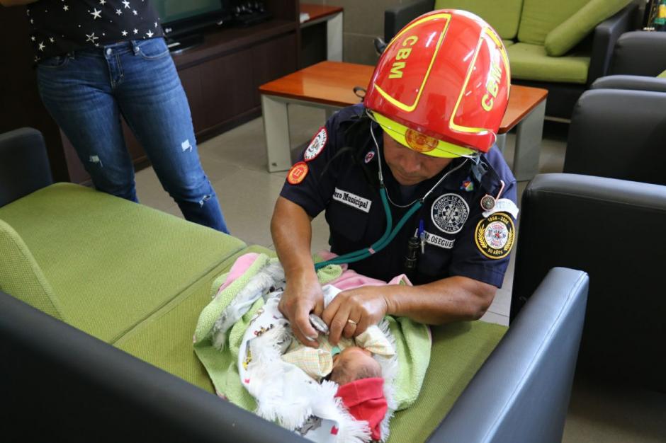 Los bomberos Municipales revisaron el estado de salud de la beb&eacute;. (Foto: Bomberos Municipales)