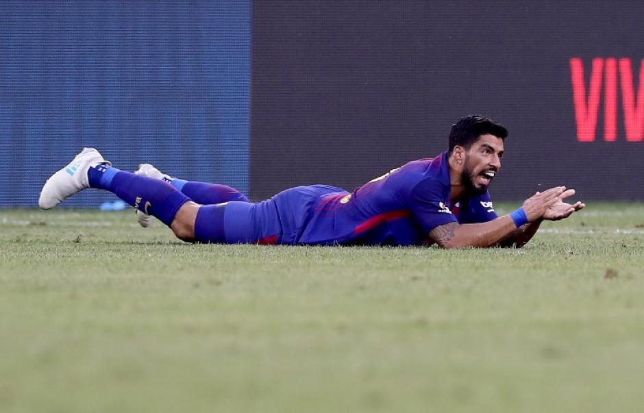 Luis Su&aacute;rez se quej&oacute; de la falta que le cometi&oacute; Giorgio Chiellini. (Foto: AFP)