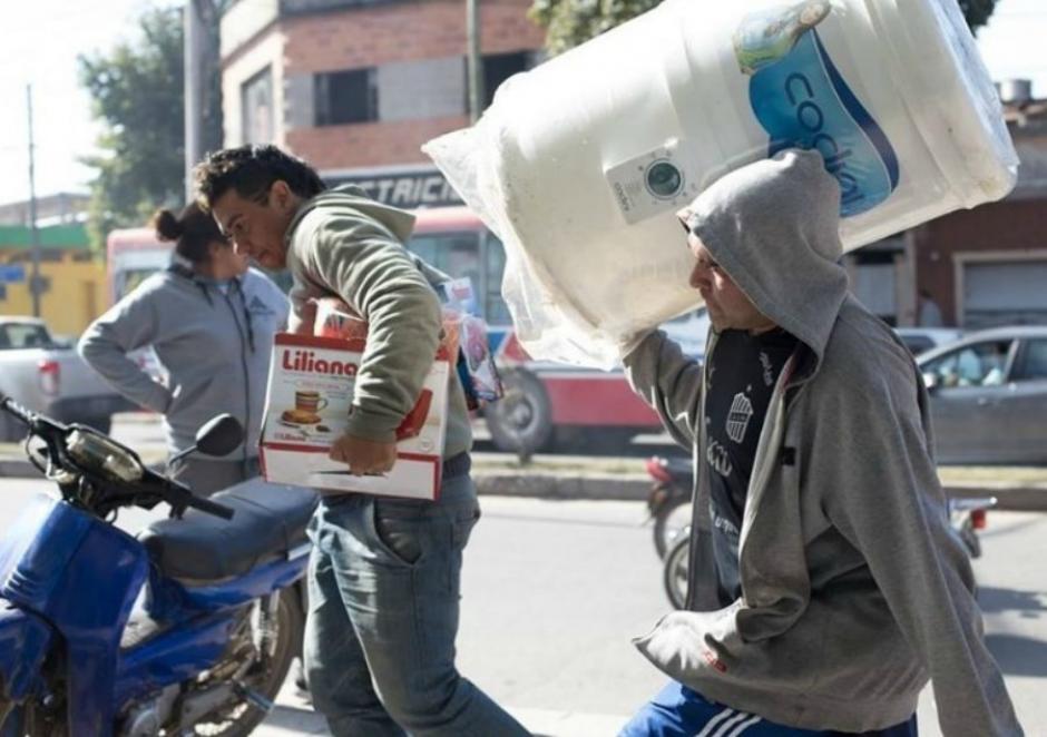 El hombre pens&oacute; que todo era real y quiso aprovecharse del alboroto. (Foto: Clar&iacute;n)