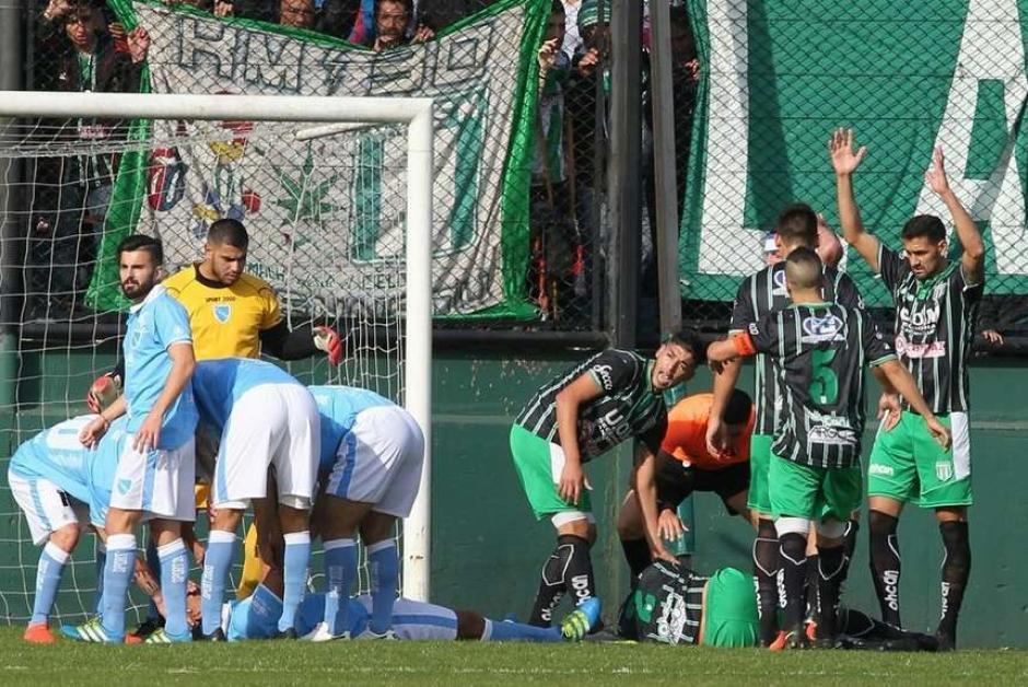 Los jugadores de ambos equipos solicitaron las asistencias para llevar al lesionado al hospital. (Foto: Ol&eacute;)