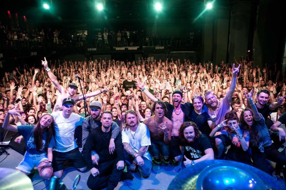 El guatemalteco Sal Ramazzini, integrante del grupo estadounidense The Gitas, brilla en Ucrania. (Foto: Nicole Lemberg)