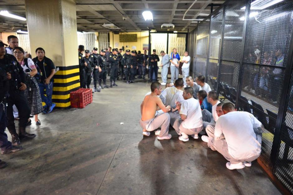 Un grupo de internos de Las Gaviotas intent&oacute; enfrentarse a un grupo rival en la Torre de Tribunales. (Foto: Jes&uacute;s Alfonso/Soy502)
