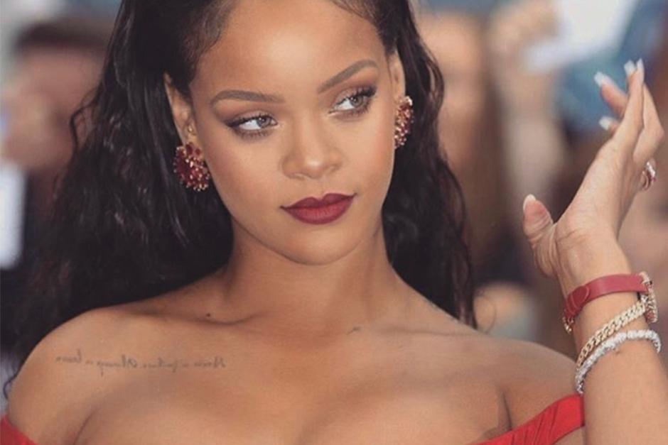 Con un vestido rojo fulgurante y un push up&nbsp;intenso, la cantante y actriz se llev&oacute; todas las miradas en la presentaci&oacute;n. (Foto: Instagram)