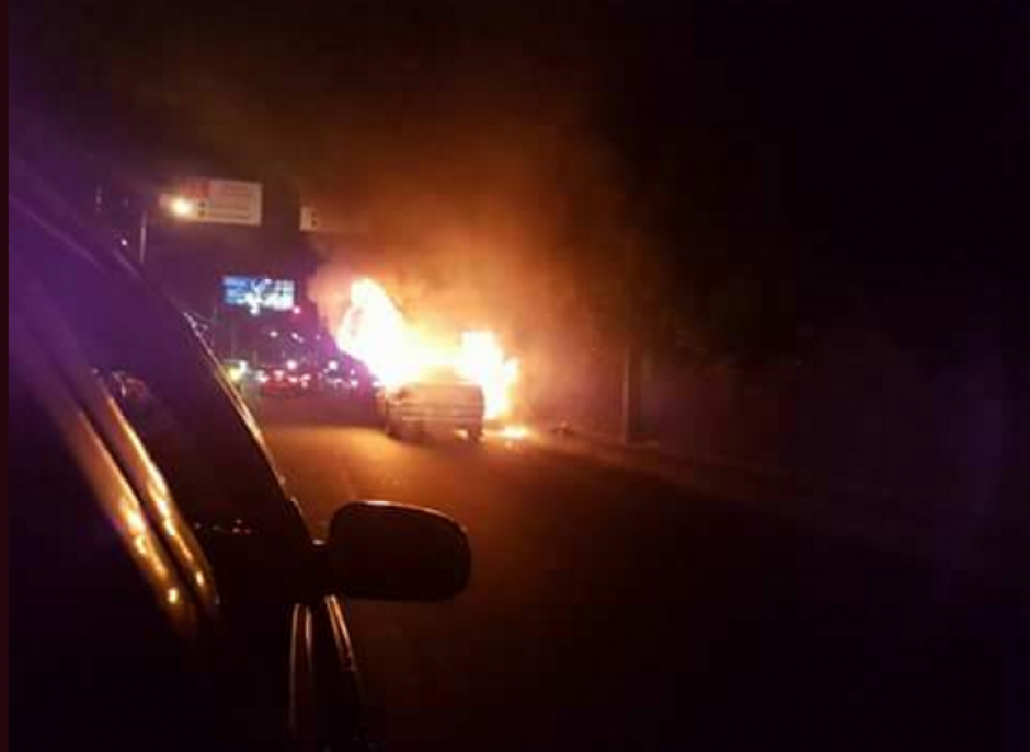 Un veh&iacute;culo se incendi&oacute; en la zona 10 por causas que se desconocen. (Foto: Twitter)